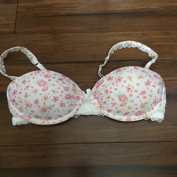 H&M Other - H&M cute lace flowered bra size 34B